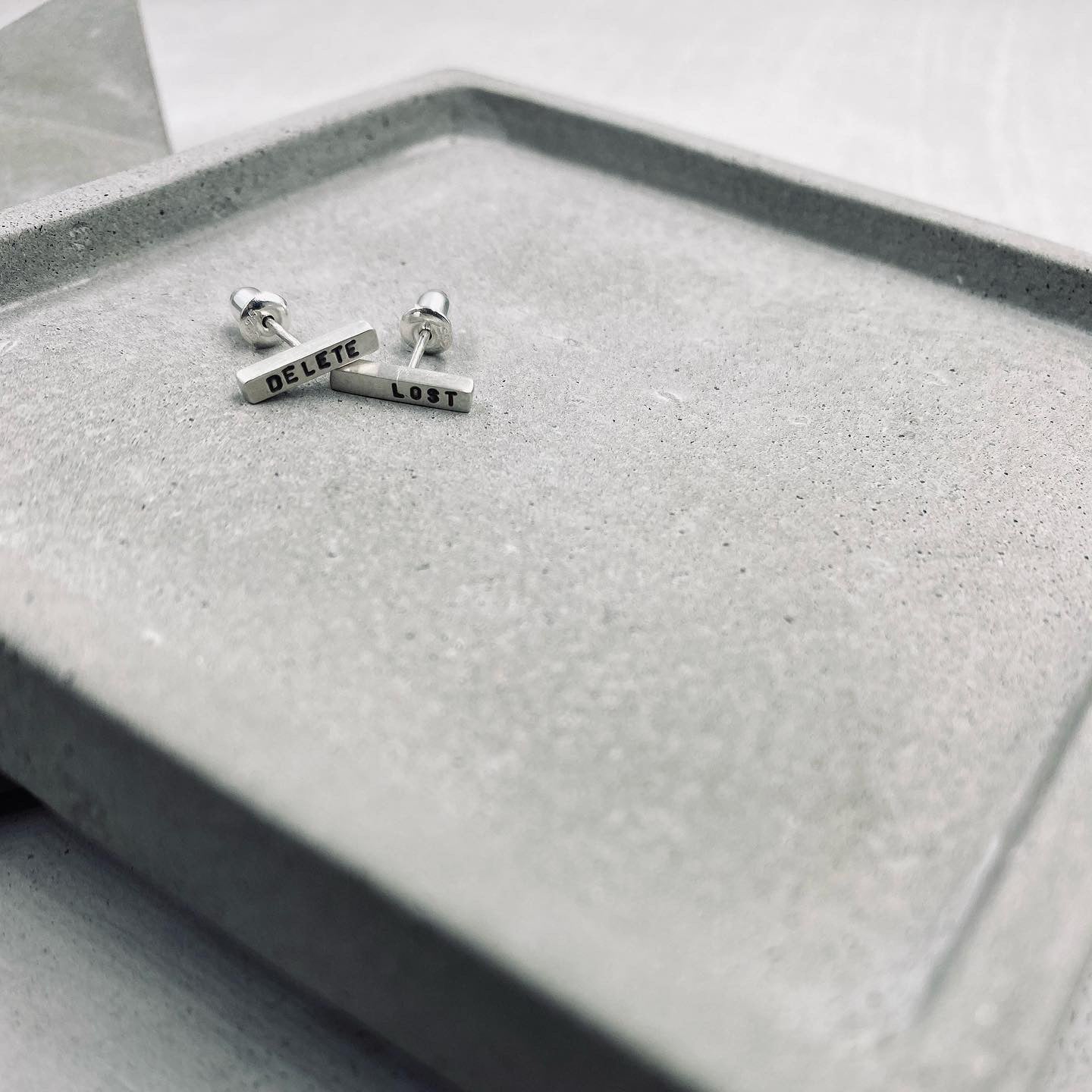 Reminder J Earrings "DELETE LOST / BE YOU" E001