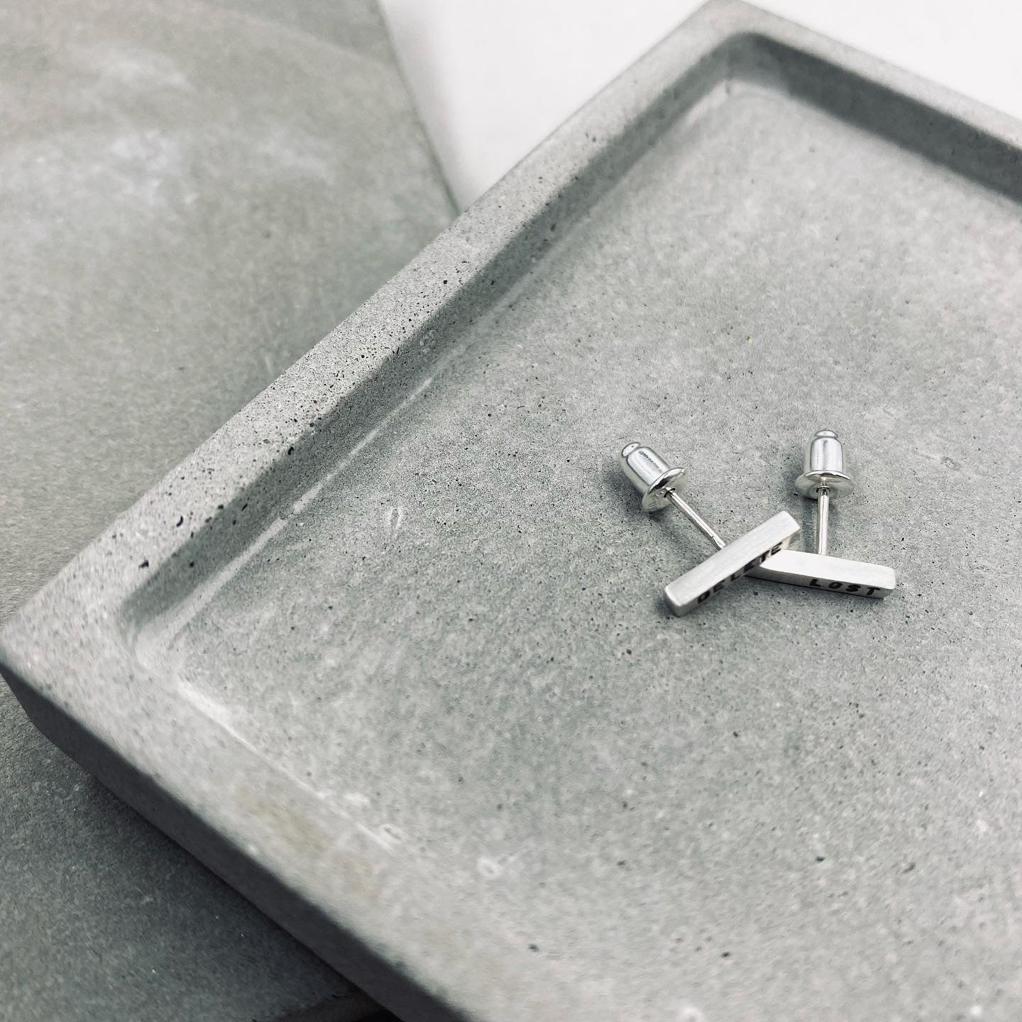 Reminder J Earrings "DELETE LOST / BE YOU" E001