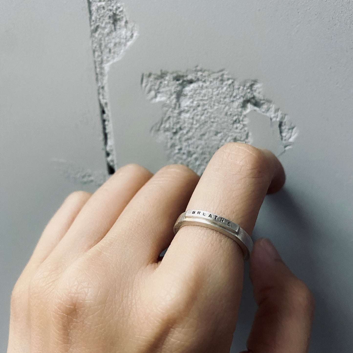 Reminder J Ring "BREATHE" R003