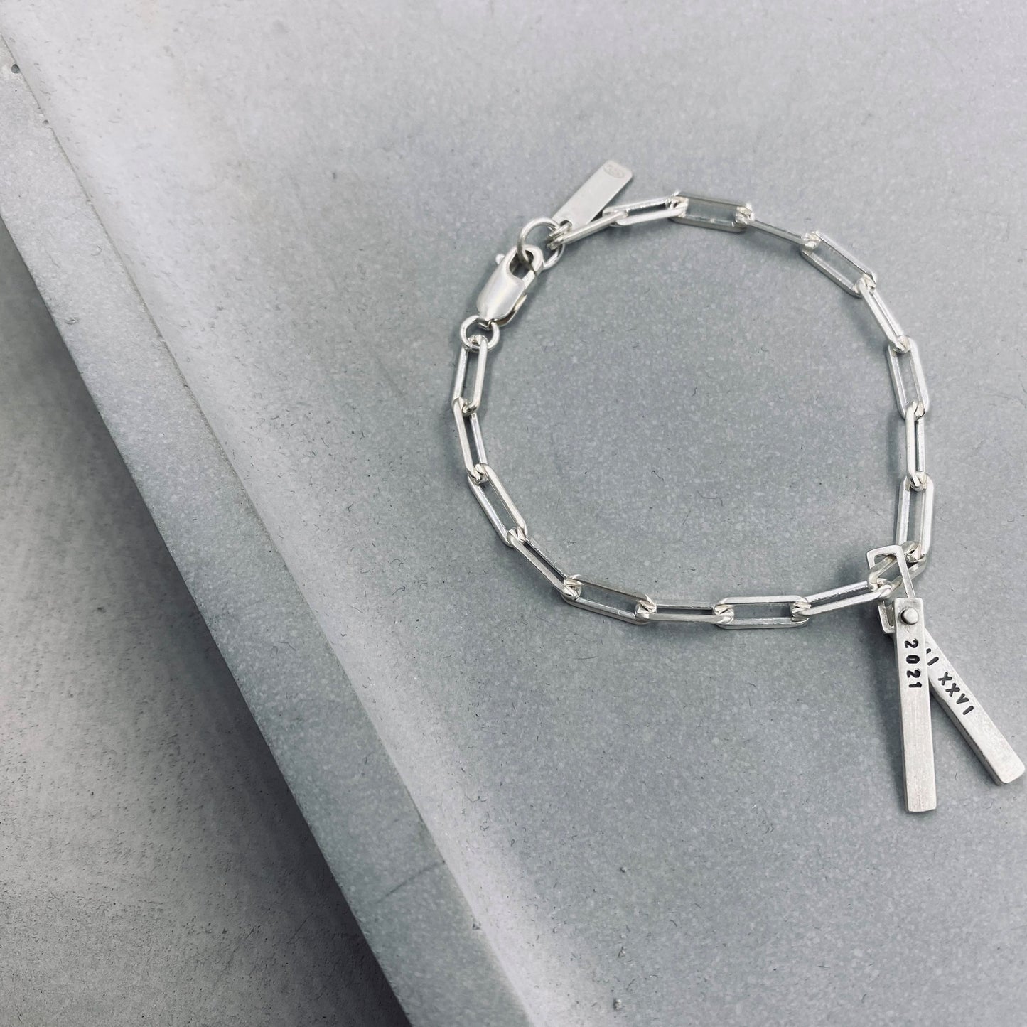 Reminder J Bracelet B001