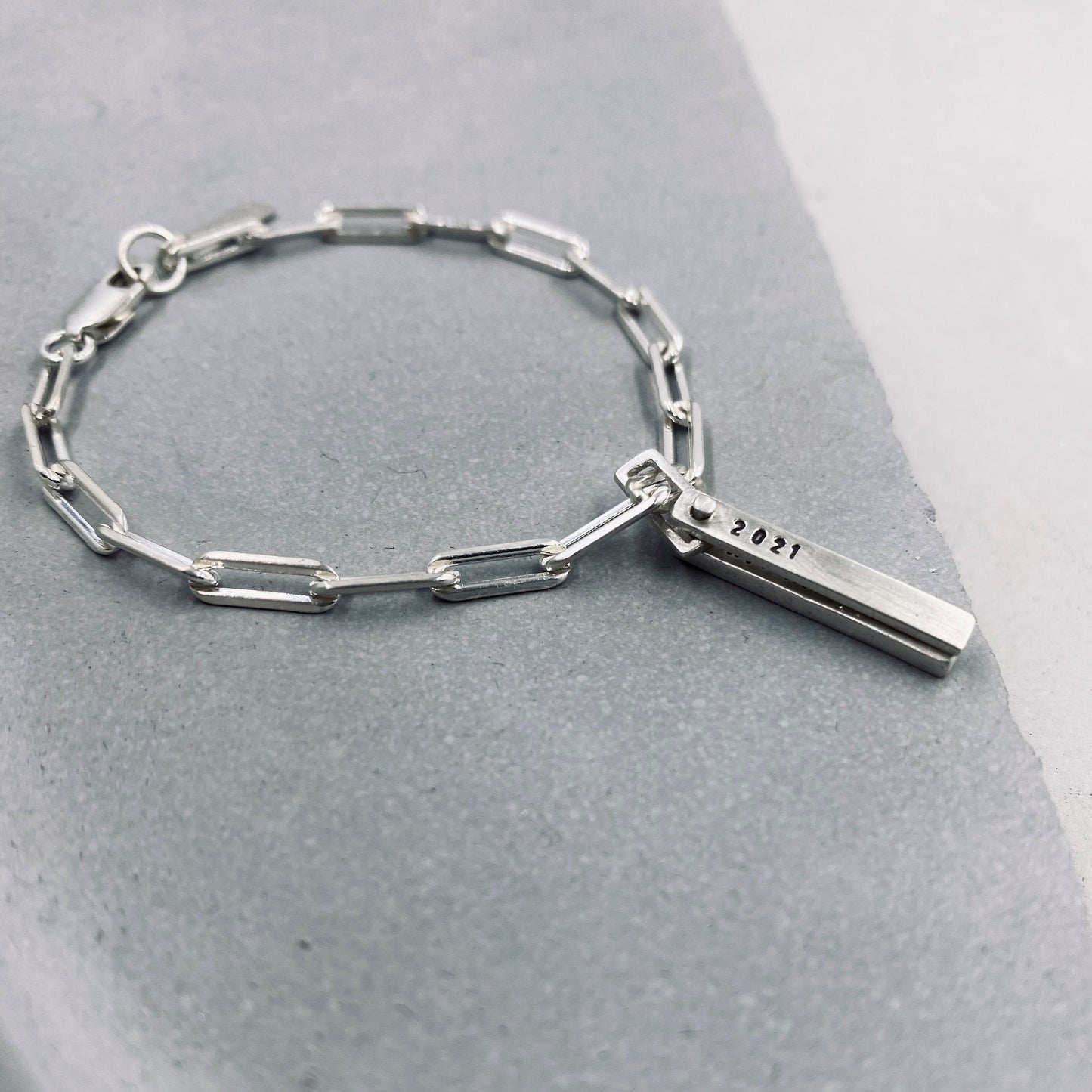 Reminder J Bracelet B001