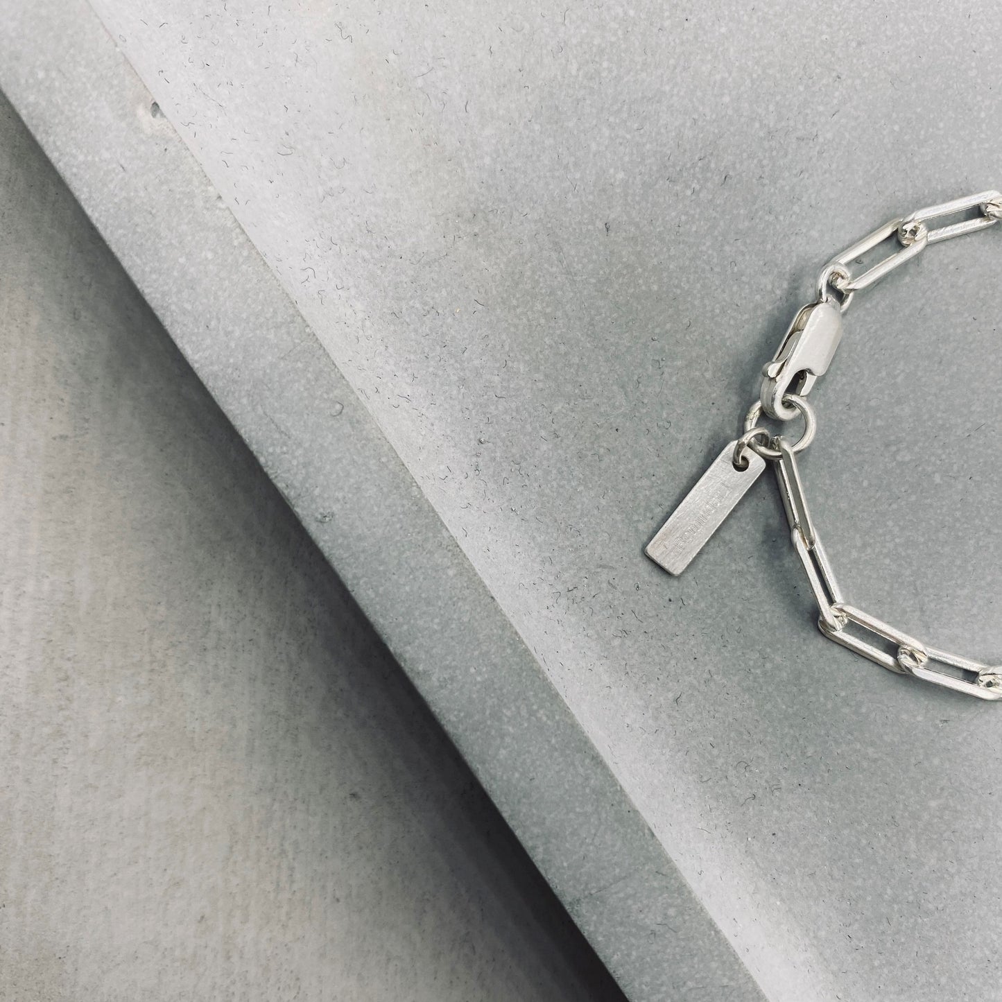 Reminder J Bracelet B001