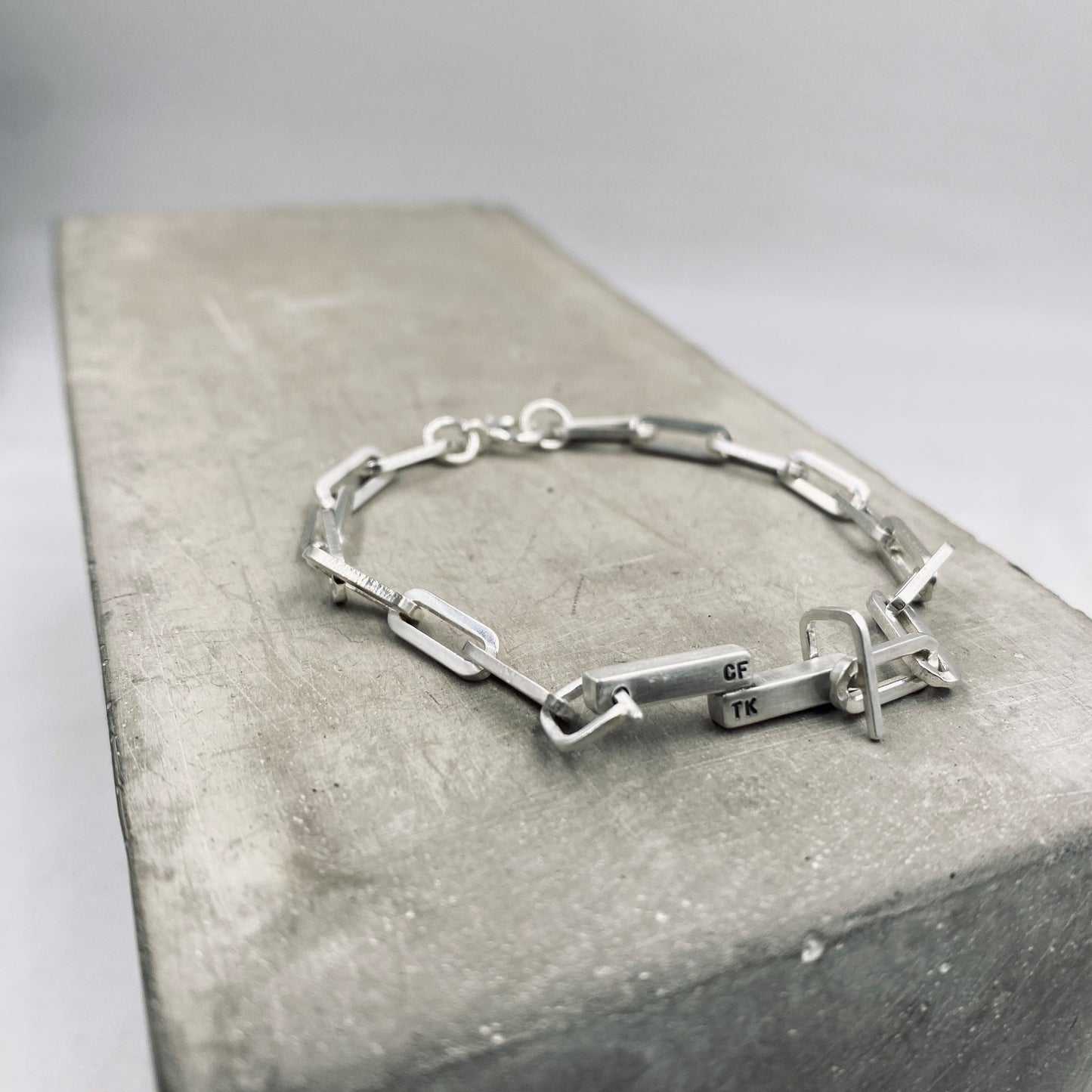 Reminder J Bracelet B008