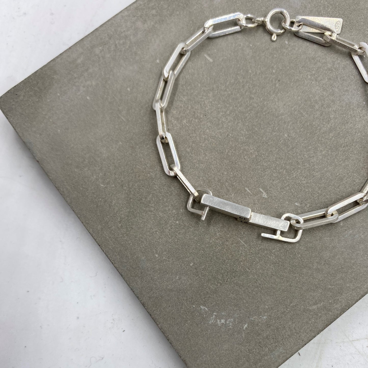 Reminder J Bracelet B008