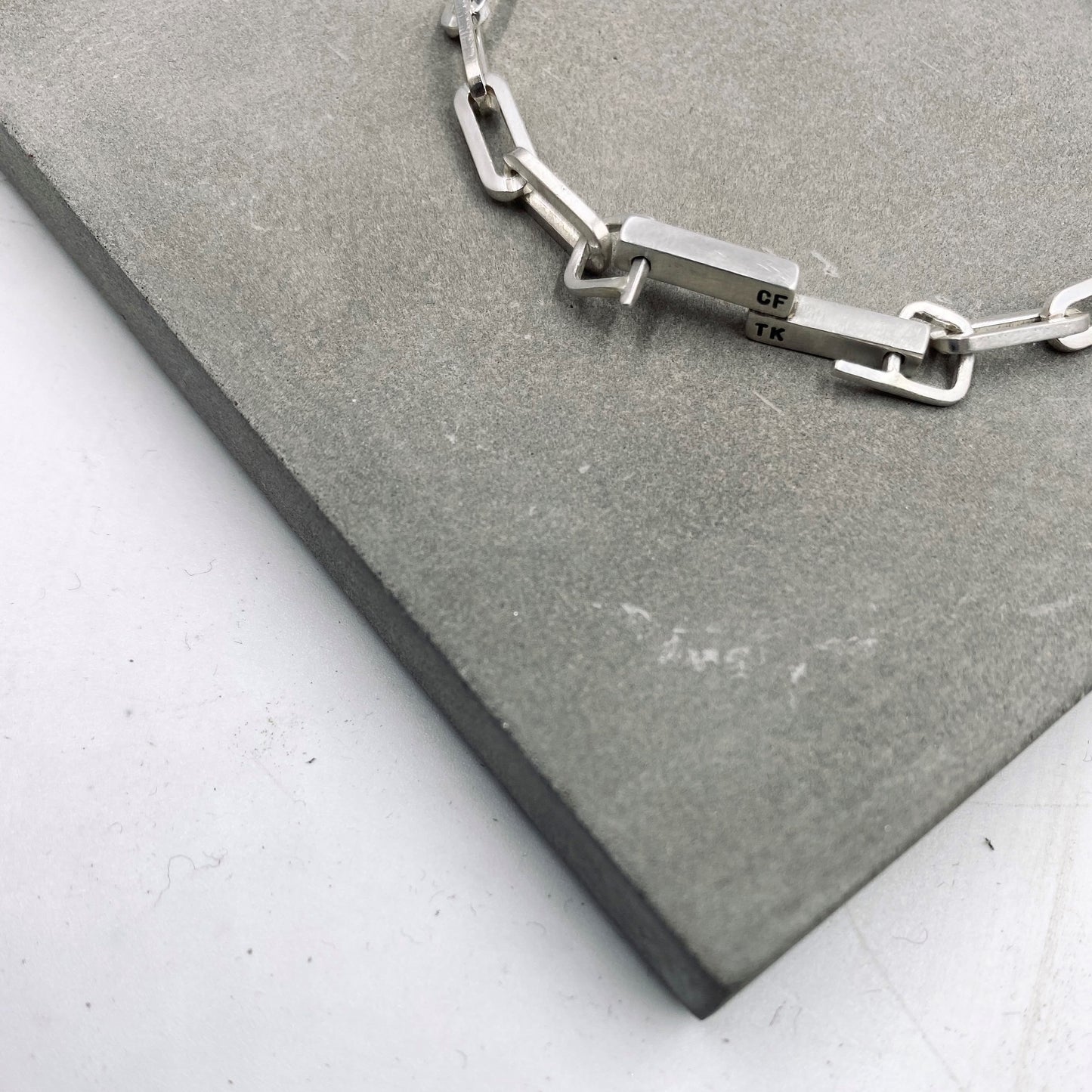Reminder J Bracelet B008
