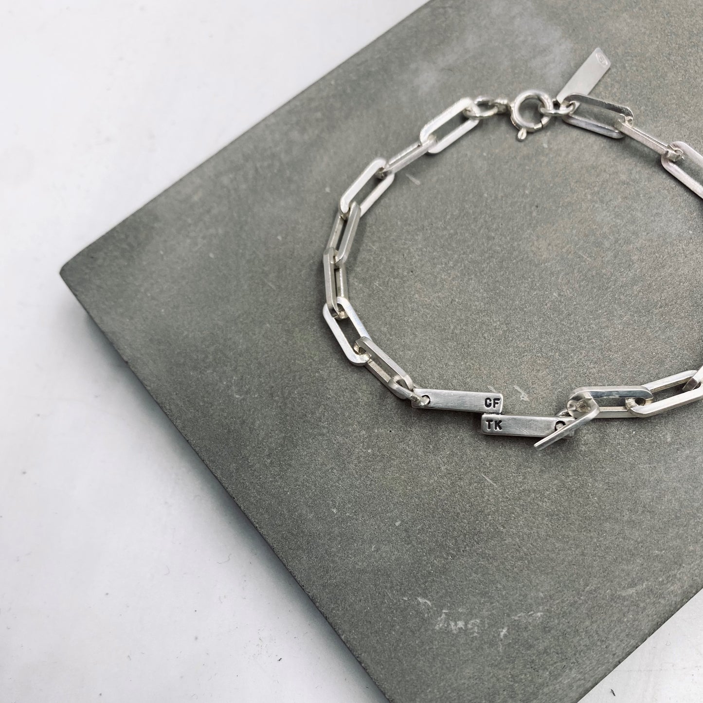 Reminder J Bracelet B008